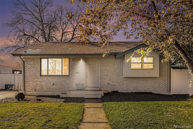 view of front of property featuring a yard