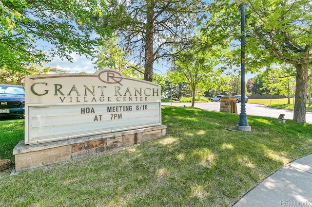 community / neighborhood sign featuring a yard