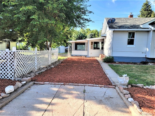 view of front facade with fence