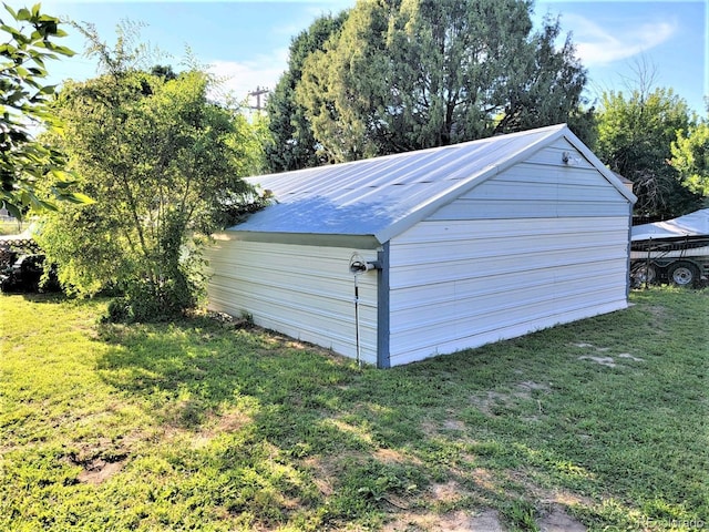 view of outdoor structure featuring an outbuilding
