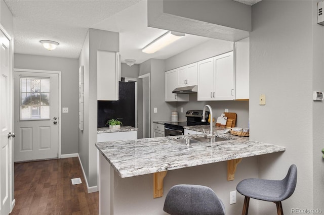 kitchen featuring dark hardwood / wood-style flooring, kitchen peninsula, electric stove, a breakfast bar, and white cabinets