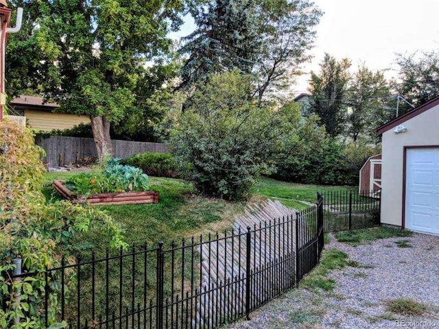 view of yard featuring a shed