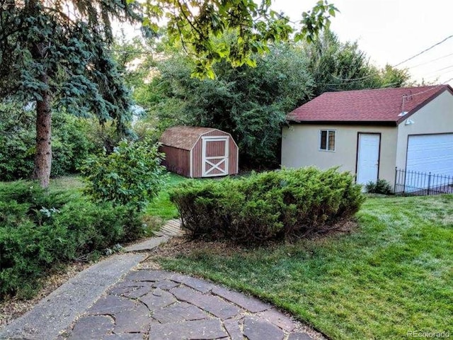 view of yard with a storage unit