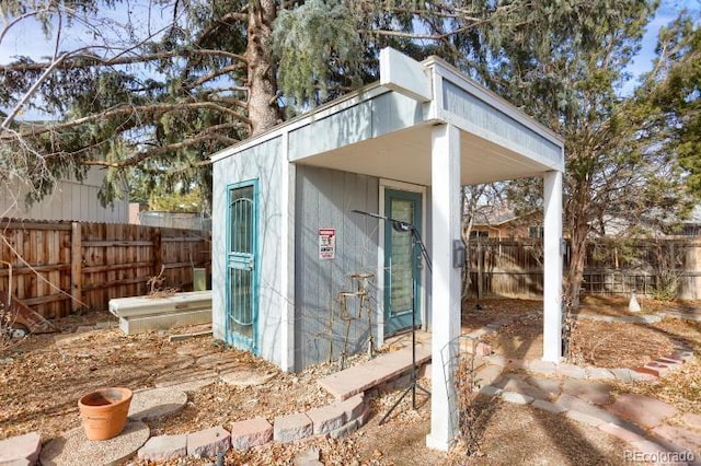 view of outdoor structure featuring a fenced backyard and an outdoor structure
