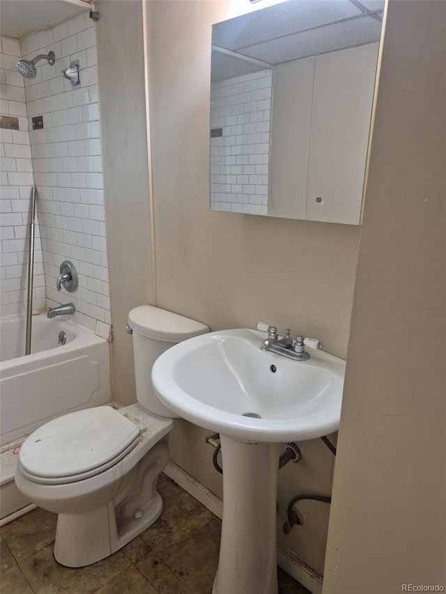 4678 S Lewiston Way, Aurora, CO 80015 - full bathroom featuring toilet and bathing tub / shower combination