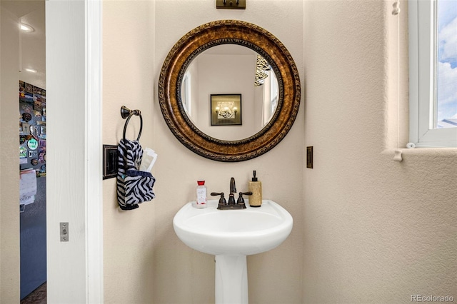 8004 Brittinger Way, Colorado Springs, CO 80951 - bathroom featuring a textured wall