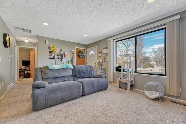 living area with baseboards, visible vents, carpet flooring, and recessed lighting