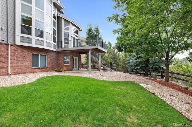 view of yard featuring a patio area