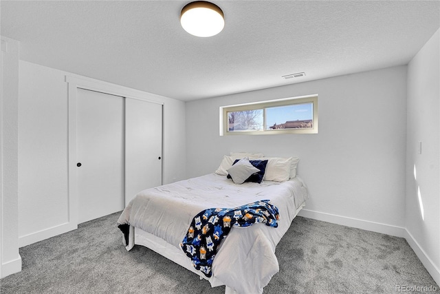 bedroom featuring carpet floors and a textured ceiling