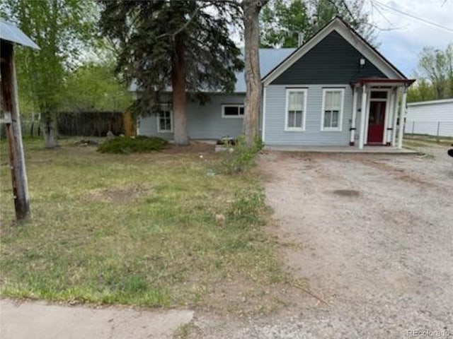 view of front of home featuring a front lawn