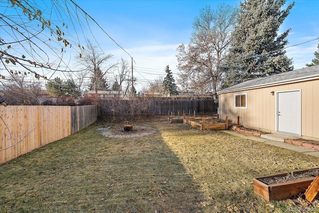 view of yard featuring an outdoor structure