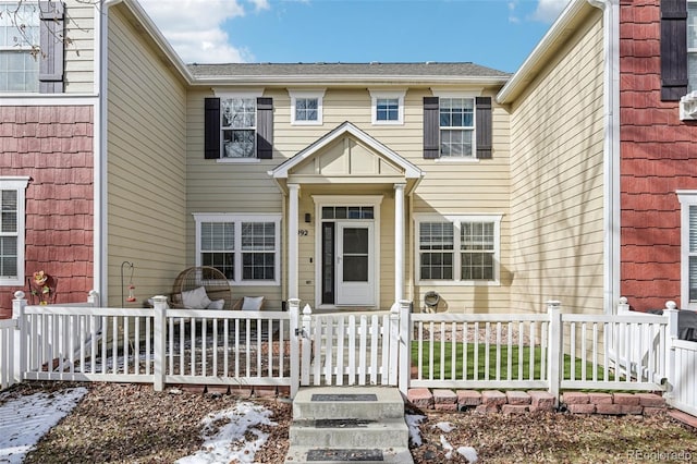 view of front of house featuring fence and a porch