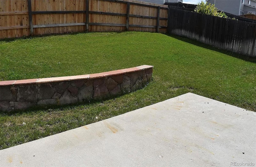 5546 S Quemoy Cir, Aurora, CO 80015 - view of yard featuring a patio area
