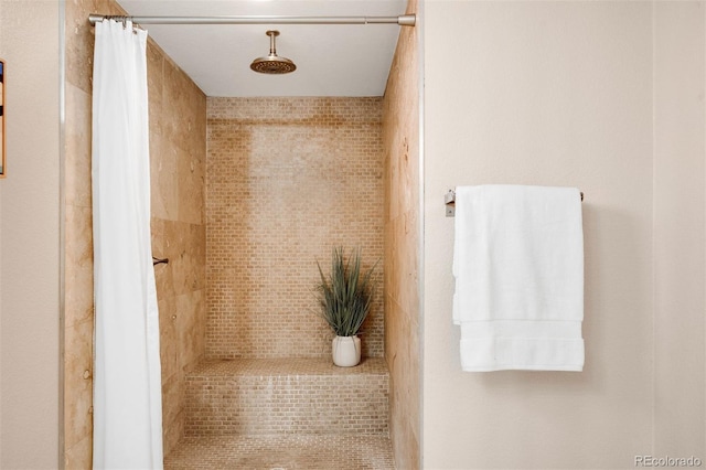 bathroom featuring tiled shower