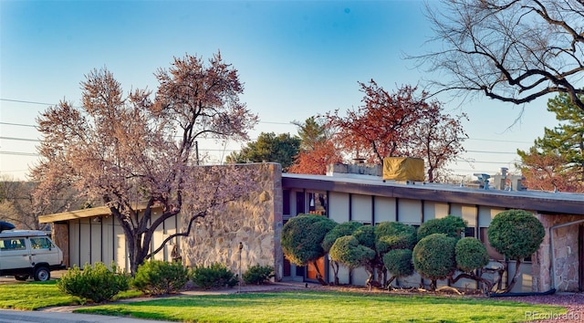 3650 Chimayo Rd, Littleton, CO 80123 - view of side of home with a yard