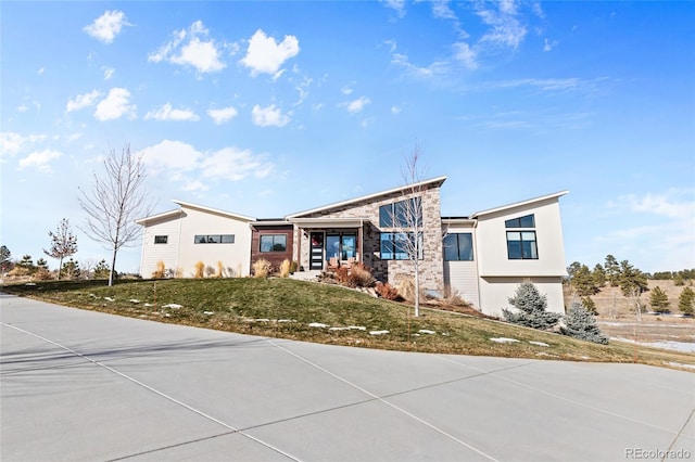 view of front facade featuring a garage and a front lawn