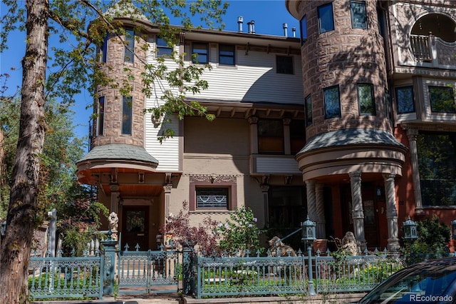 view of front of property with a fenced front yard