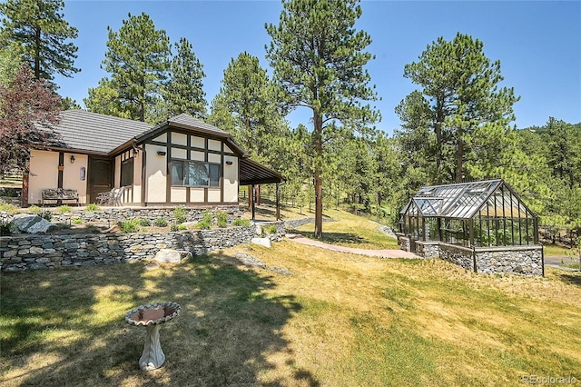 view of yard with an outdoor structure