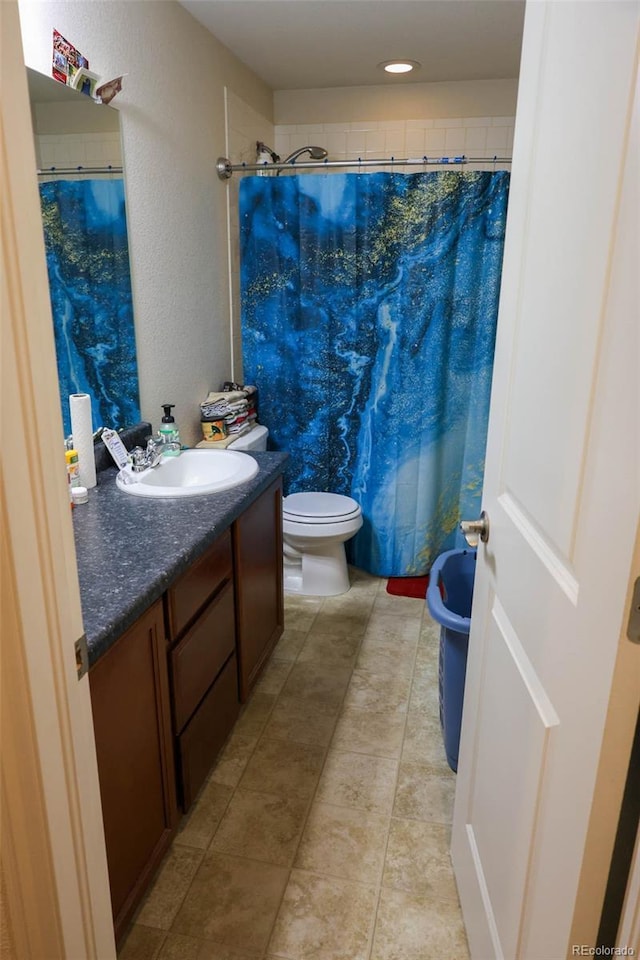 full bath featuring tile patterned floors, toilet, vanity, and a shower with curtain