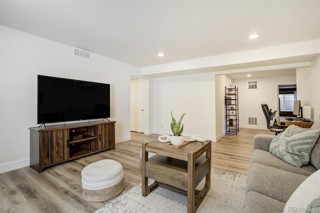 living area with light wood-style flooring, recessed lighting, and baseboards