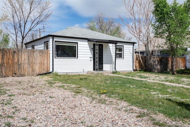 bungalow featuring fence and a front yard