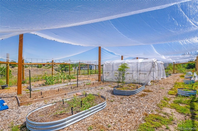 view of yard with an outdoor structure