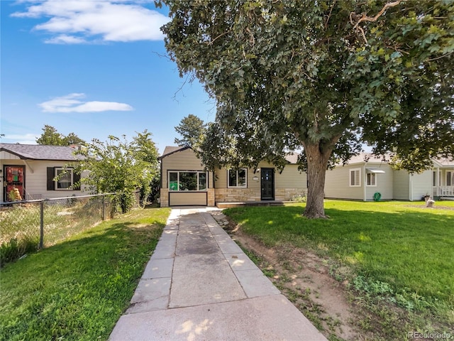 view of front of home featuring a front yard