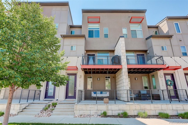 9180 E 52nd Dr, Denver, CO 80238 - view of front facade with stucco siding and a balcony
