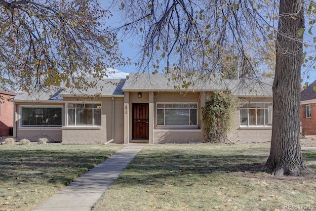 single story home featuring a front lawn