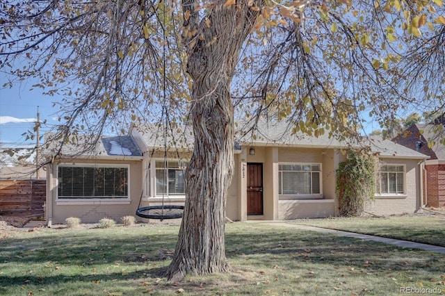 ranch-style house featuring a front yard