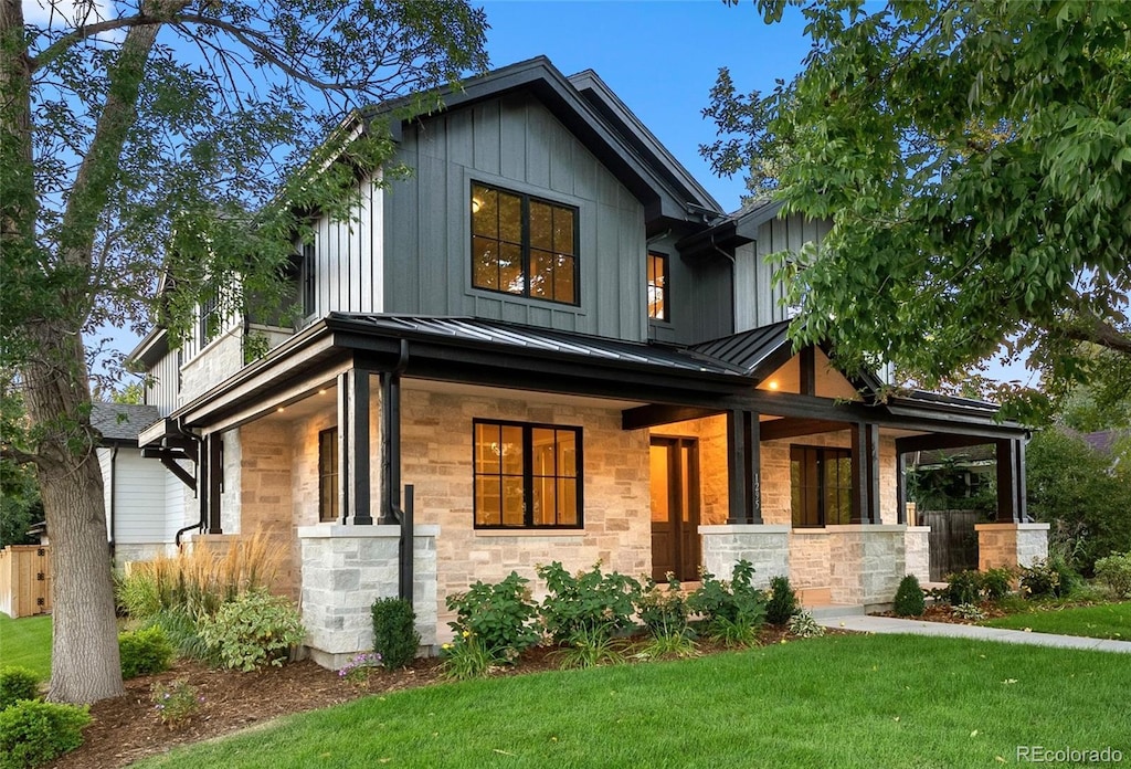 view of front of home featuring covered porch and a front lawn