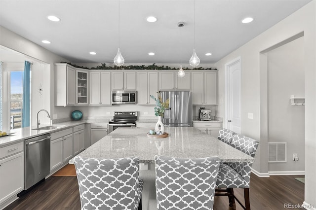 kitchen featuring dark wood finished floors, visible vents, stainless steel appliances, and a sink