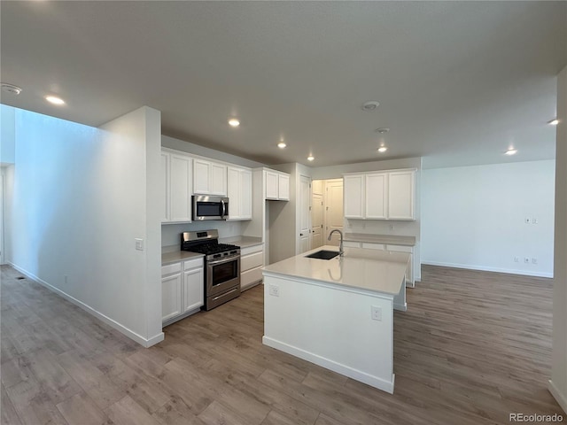 9041 Redfield Ln, Parker, CO 80134 - kitchen featuring stainless steel appliances, a sink, light wood-style floors, baseboards, and recessed lighting