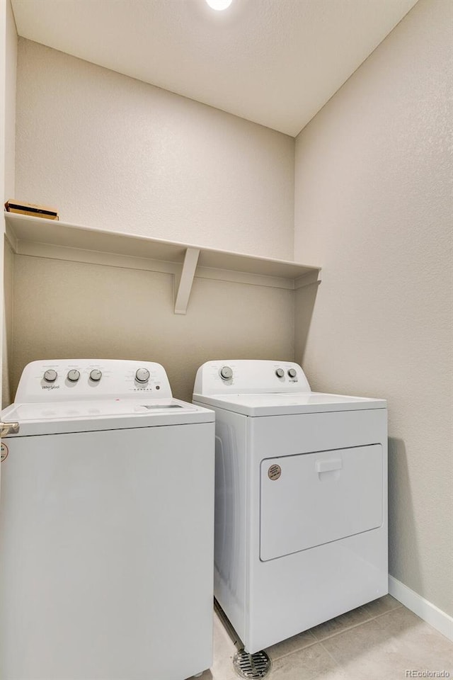 washroom featuring light tile patterned floors and independent washer and dryer