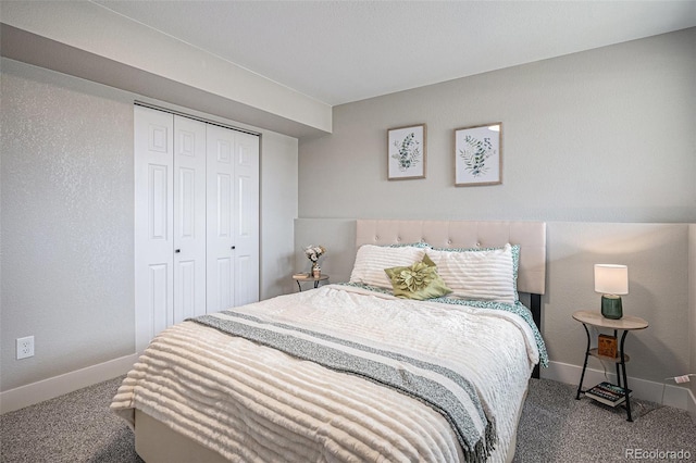 carpeted bedroom featuring baseboards and a closet