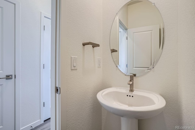 bathroom featuring sink