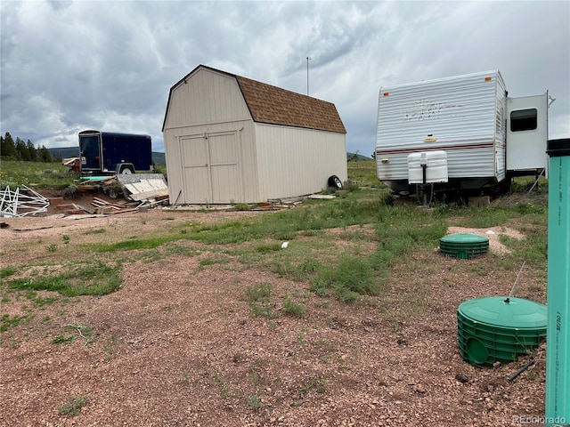 view of yard featuring a shed