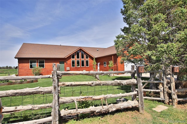 view of front of property featuring a front yard