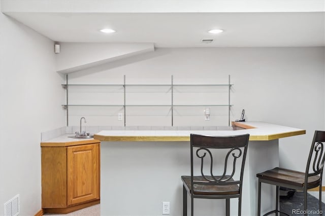 bar featuring visible vents, a sink, recessed lighting, and wet bar