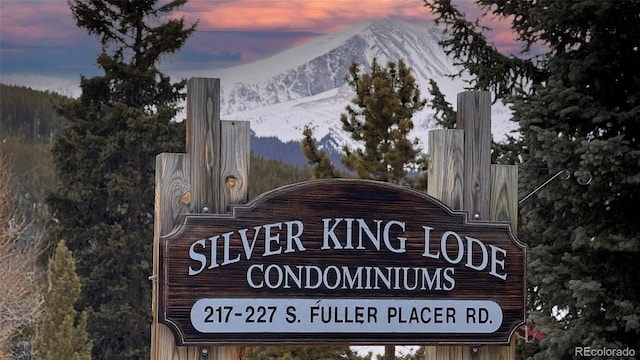 community / neighborhood sign with a mountain view