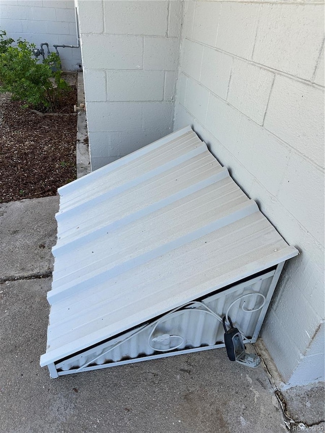 details featuring concrete block siding