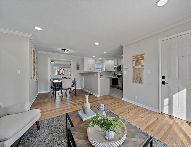 living area featuring recessed lighting, baseboards, light wood-style flooring, and crown molding