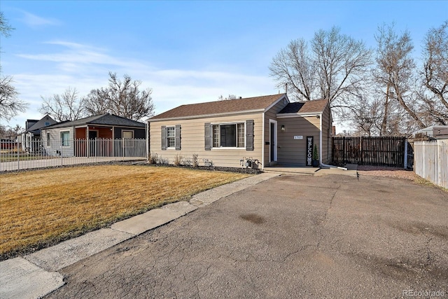 view of front of property featuring a front yard and fence