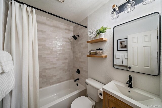 bathroom with toilet, a textured wall, a textured ceiling, and shower / bath combo with shower curtain