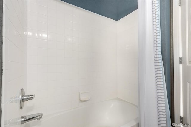7234 S Kellerman Way, Aurora, CO 80016 - bathroom with shower / tub combo with curtain