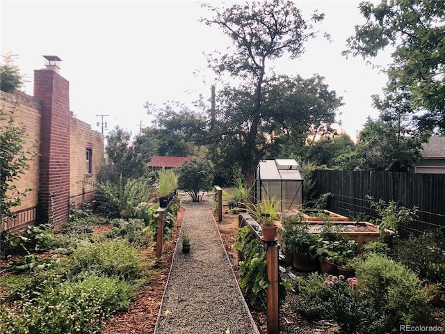 view of yard with an outbuilding