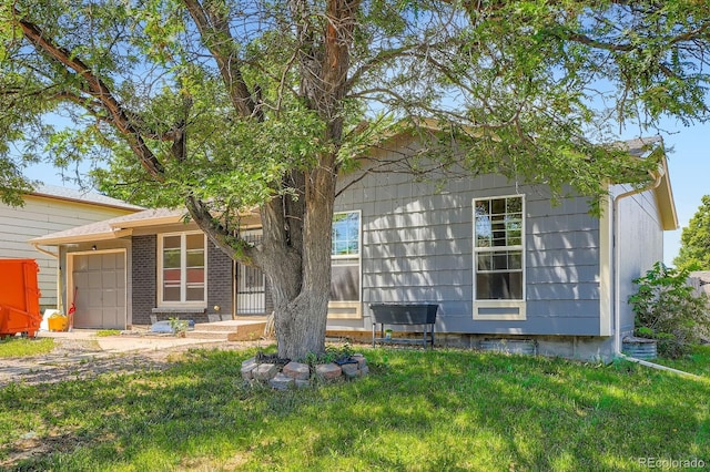 2615 S Laredo Ct, Aurora, CO 80013 - view of front facade with a front lawn and a garage