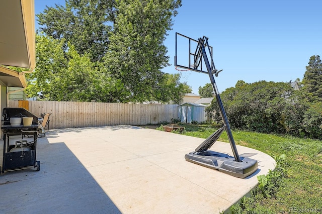 2615 S Laredo Ct, Aurora, CO 80013 - fenced backyard with a patio area