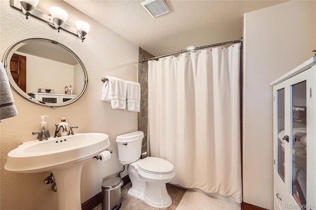 2369 Bayberry Ln, Castle Rock, CO 80104 - full bath featuring a textured ceiling, toilet, and curtained shower