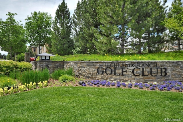 community / neighborhood sign featuring a lawn